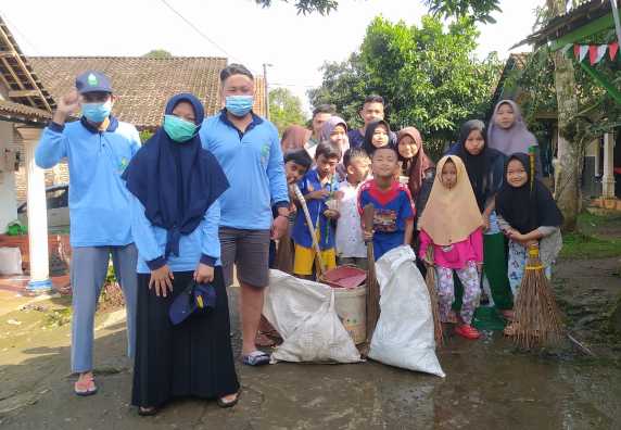 Warga Desa Kliris Kerja Bakti Bersama Mahasiswa KKN MIT DR XI Kelompok 56 UIN Walisongo Semarang untuk Membersihkan Lingkungan Sekitar